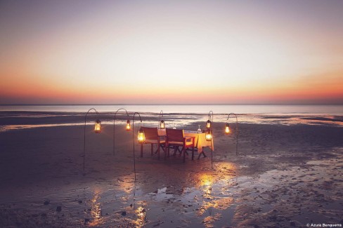 Dîner romantique sur la plage sur l'île de Benguerra