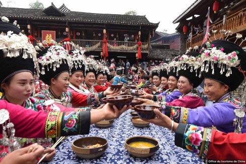 Repas d'une famille Miao