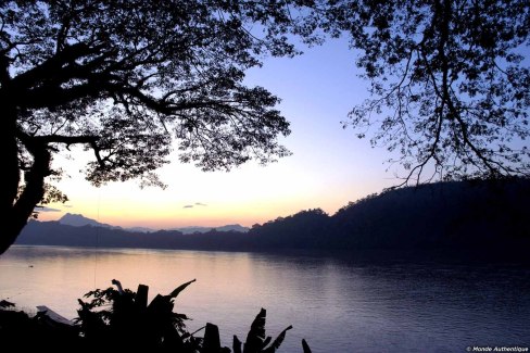 Paysages laotiens en bord de rivière