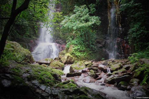 Cascades dans les profondeurs de la forêt au Laos