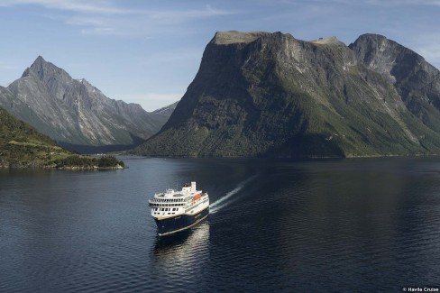 Bateau de la compagnie Havila dans le Hjorundfjorden