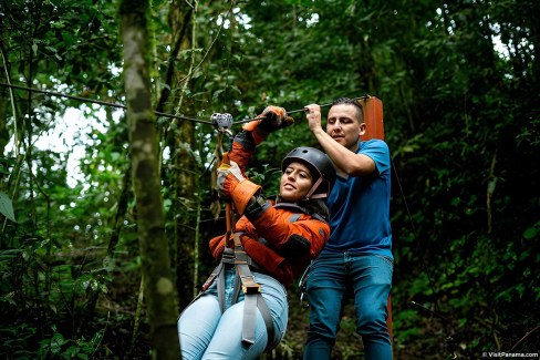 Tyrolienne dans la forêt près de Boquete au Panama