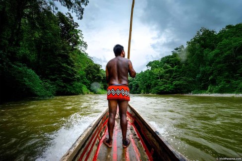 La pirogue, moyen de transport de la communauté Embera