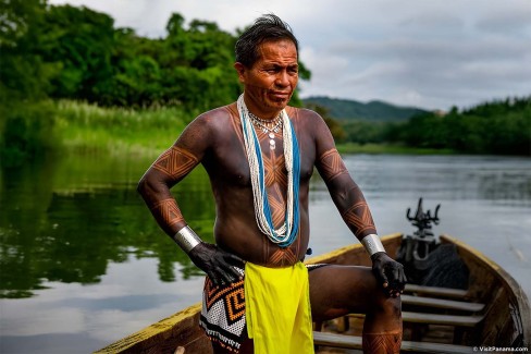 Membre de la communauté Embera arborant fièrement ses tatouages traditionnels