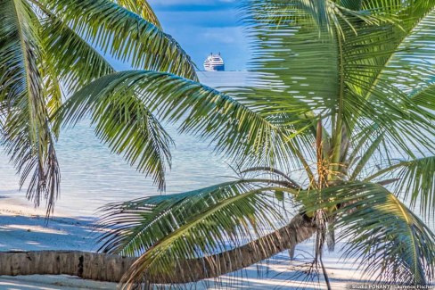 Vue du bateau de croisière PONANT depuis l'île d'Astove dans les Seychelles