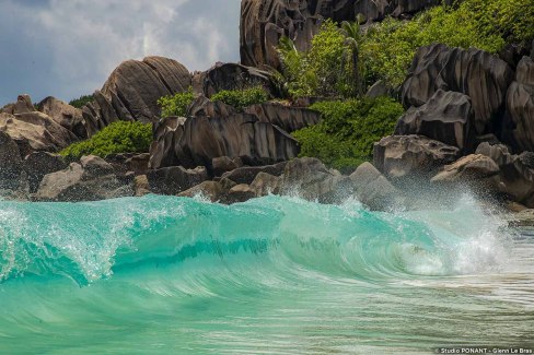 Superbe vague sur une plage de La Digue