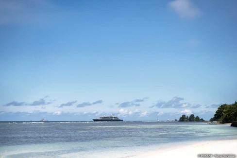 Vue sur le bateau étape de croisière PONANT des Seychelles à Zanzibar depuis La Digue