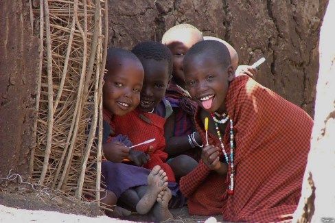 Enfants maasai dans une hutte traditionnelle